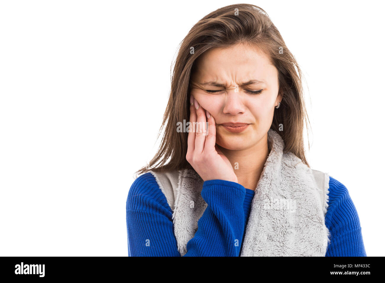 Junge Frau mit akuten Zahn ache Drücken auf die Wange, wie schmerzhaft Karies zahnmedizinisches Problem auf weißem Hintergrund Stockfoto