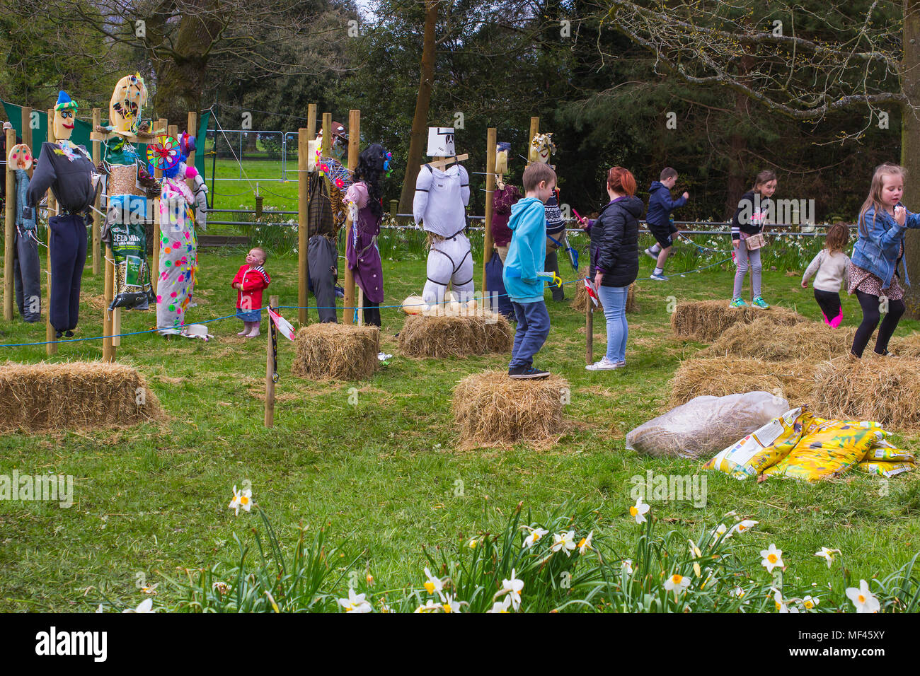 20. April 2018 Stroh gefüllt Vogelscheuche Typ Karikatur Zahlen für Kinderunterhaltung auf der jährlichen Frühjahrstagung des Festival im Barnett's Demesne Belfast N Stockfoto