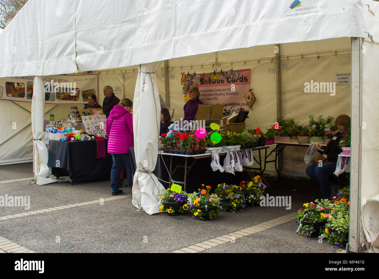22. April 2018 in Belfast Nordirland kleine Händler und Kunden in ihren Zelten im Belfast Spring Festival der Handel kommt zum Erliegen, nachdem Stockfoto