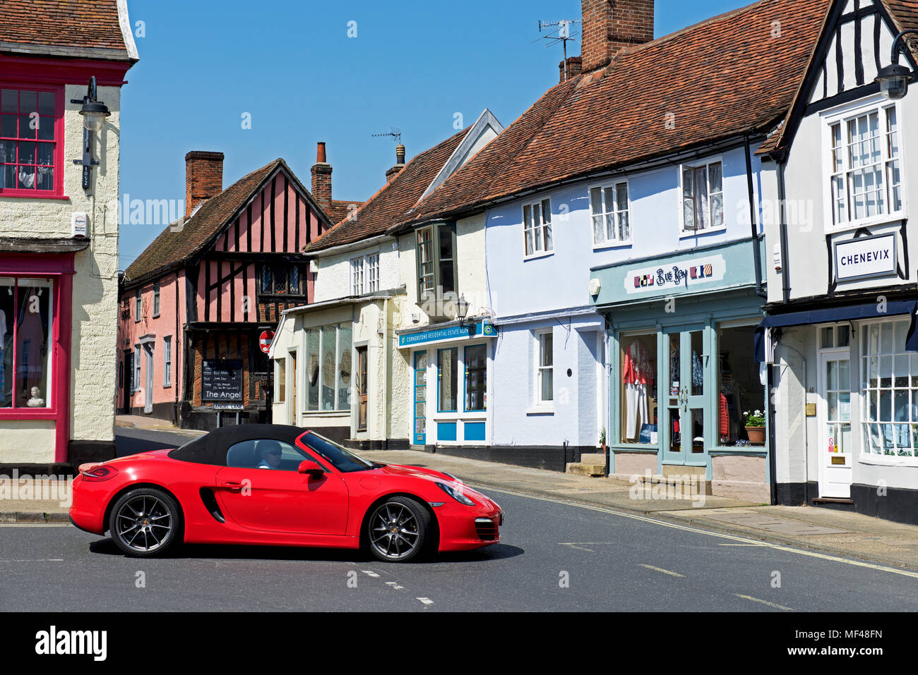 Roten Sportwagen in Woodbridge, Suffolk, England Großbritannien Stockfoto
