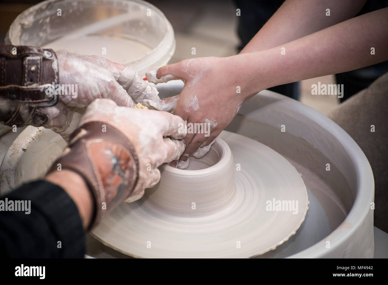 Die Hände der alten Meister bei der Arbeit Stockfoto