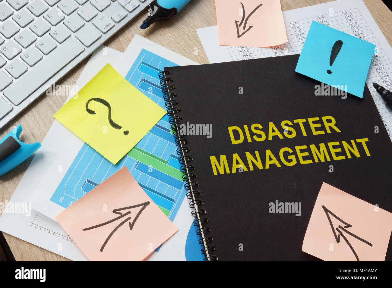 Dokumente über Disaster Management auf einen Tisch. Stockfoto
