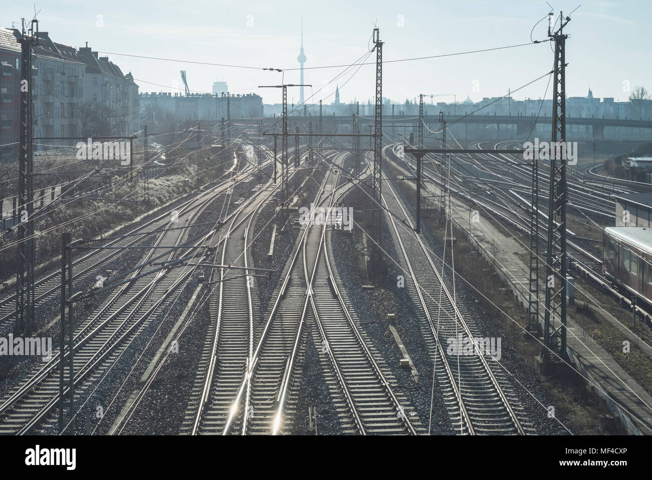 Städtische Landschaft mit komplizierten Eisenbahnsystem in Berlin Stockfoto