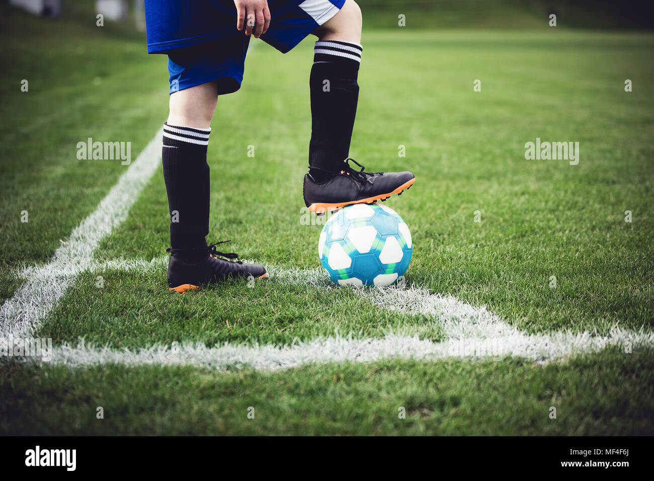 Kinder spielen Fußball auf lokaler Stadion draußen auf einer Rasenfläche.  Unteren geschossen, in der Nähe der Füße und Ball. Kinder spielen Fußball,  Lieblingssport, gr&ou Stockfotografie - Alamy