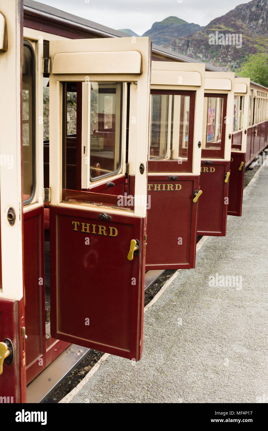 Dritte Klasse Türen stehen offen auf Waggons der Ffestiniog Railway Company Teil des Erbes, die durch Snowdonia läuft Stockfoto
