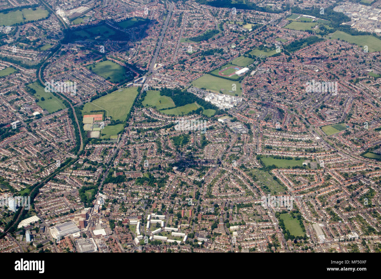 Luftaufnahme des London Borough von Sutton einschließlich der St Helier Krankenhaus und David Wehr Freizeitanlage plus das Morden Depot der Northern Line Stockfoto