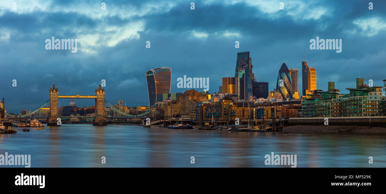 London, England - Panoramablick auf die Skyline von London Tower Bridge, Wolkenkratzer von Bank- und anderen Wahrzeichen am Goldenen Stunde Sonnenaufgang. Dramati Stockfoto