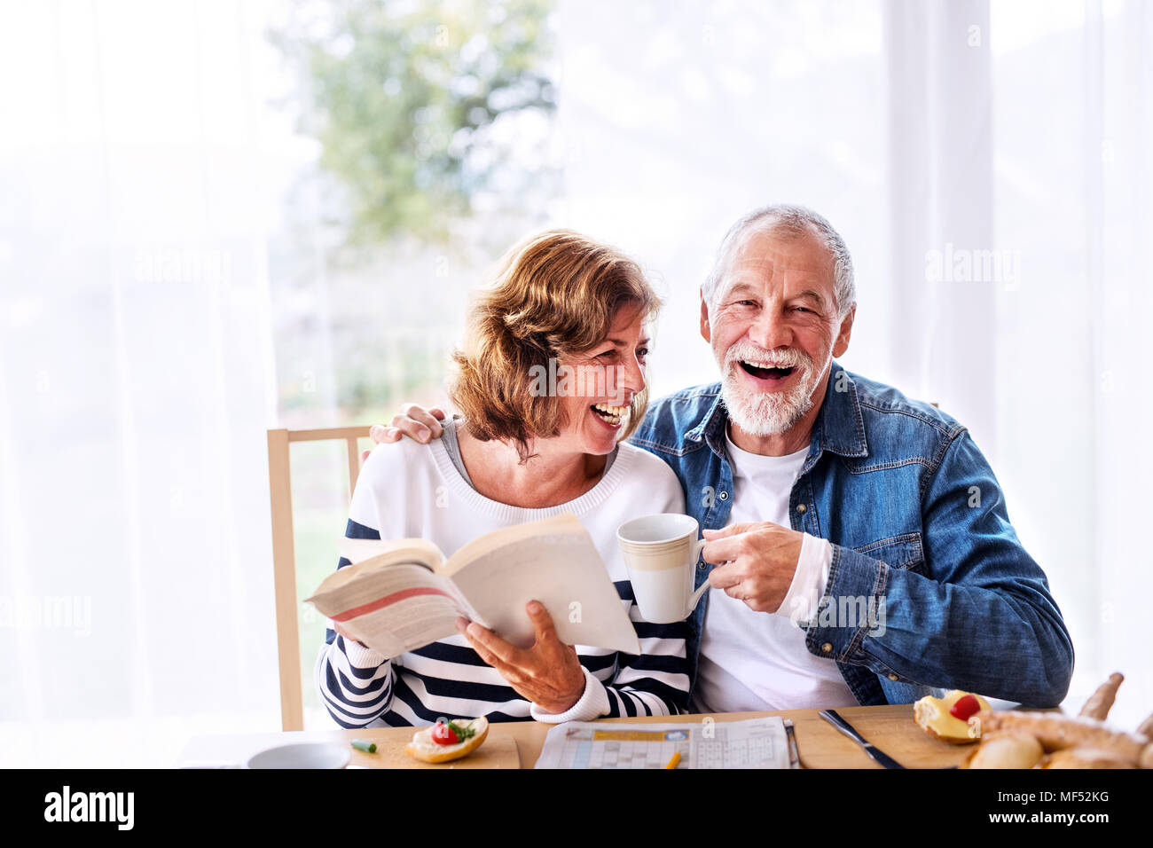 Senior Paar essen Frühstück zu Hause. Stockfoto