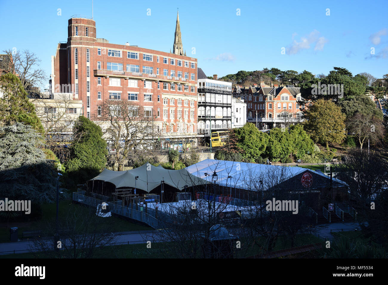 Bournemouth, England - 30. November 2017: Ein Blick auf die Eisbahn und Weihnachtsmarkt an einem sonnigen Tag in Bournemouth Stockfoto