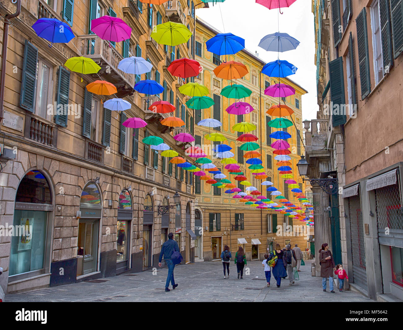 Regenschirm straße genua -Fotos und -Bildmaterial in hoher Auflösung – Alamy