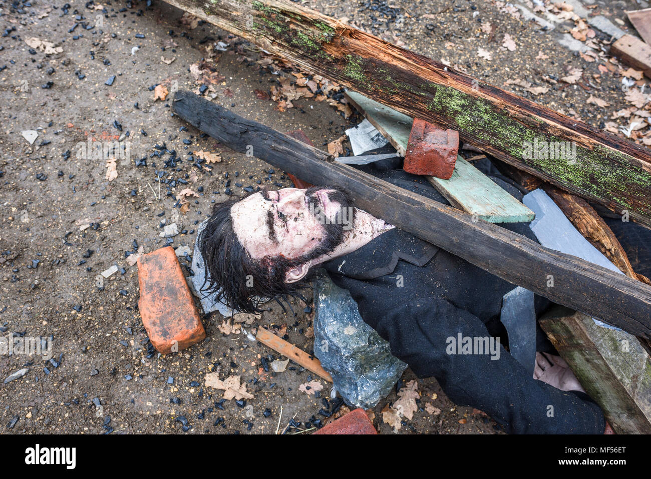 Great Budworth, UK. 11. April 2018. Eine prothetische Leiche liegt tot auf der Straße am Set in der neuen BBC-Drama "Krieg der Welten" von HG Wells, Fil Stockfoto