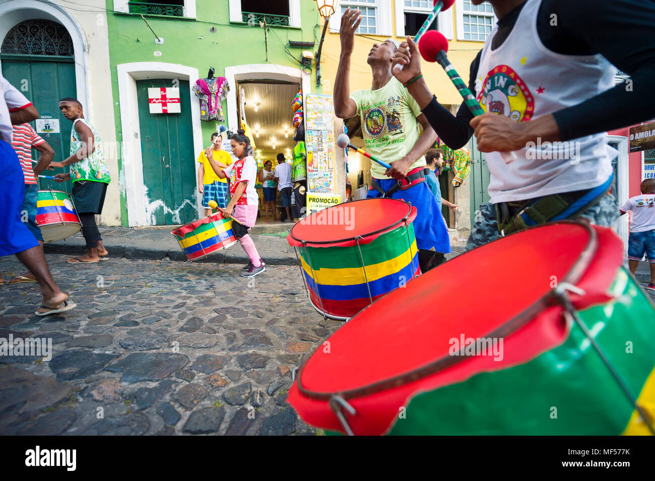 SALVADOR, BRASILIEN - ca. Februar 2018: die Gruppe der energische junge Männer Schlagzeug spielen vor bunten kolonialen Gebäuden in der Altstadt Pelourinho ne Stockfoto