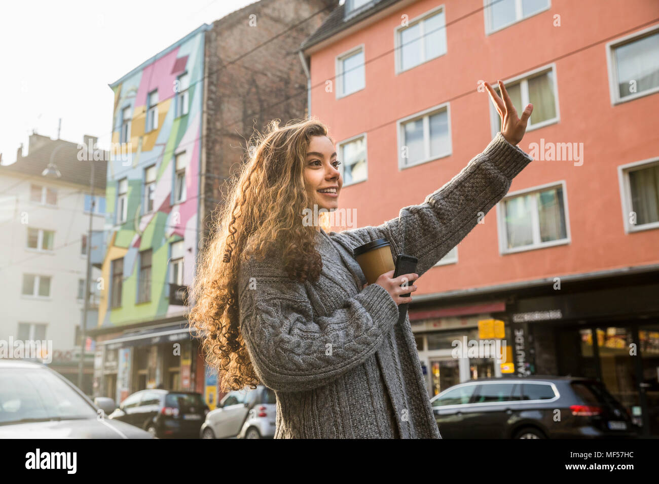 Portrait von Jugendmädchen hageln Taxi Stockfoto