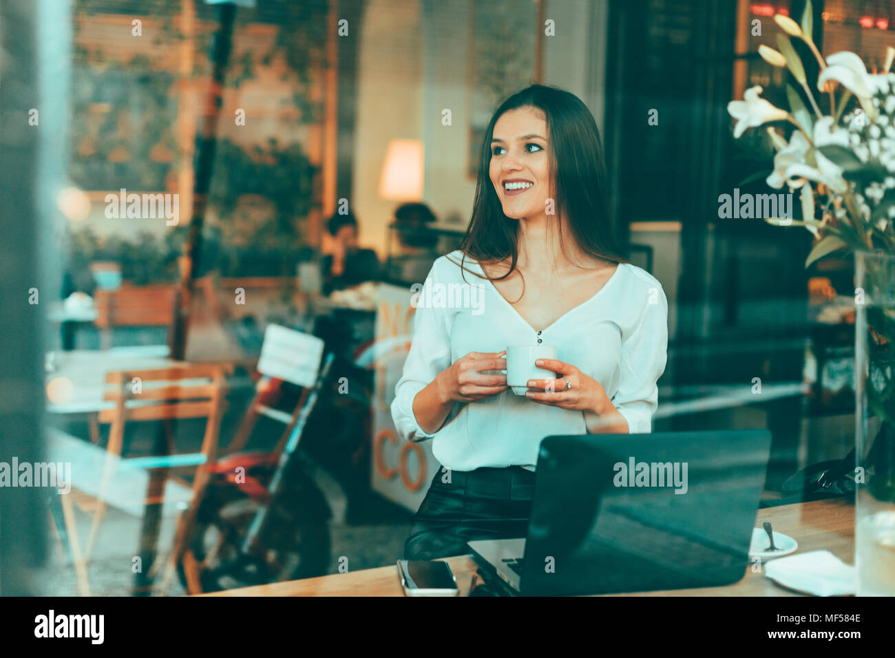 Portrait von Lachende junge Frau in einem Café warten Stockfoto