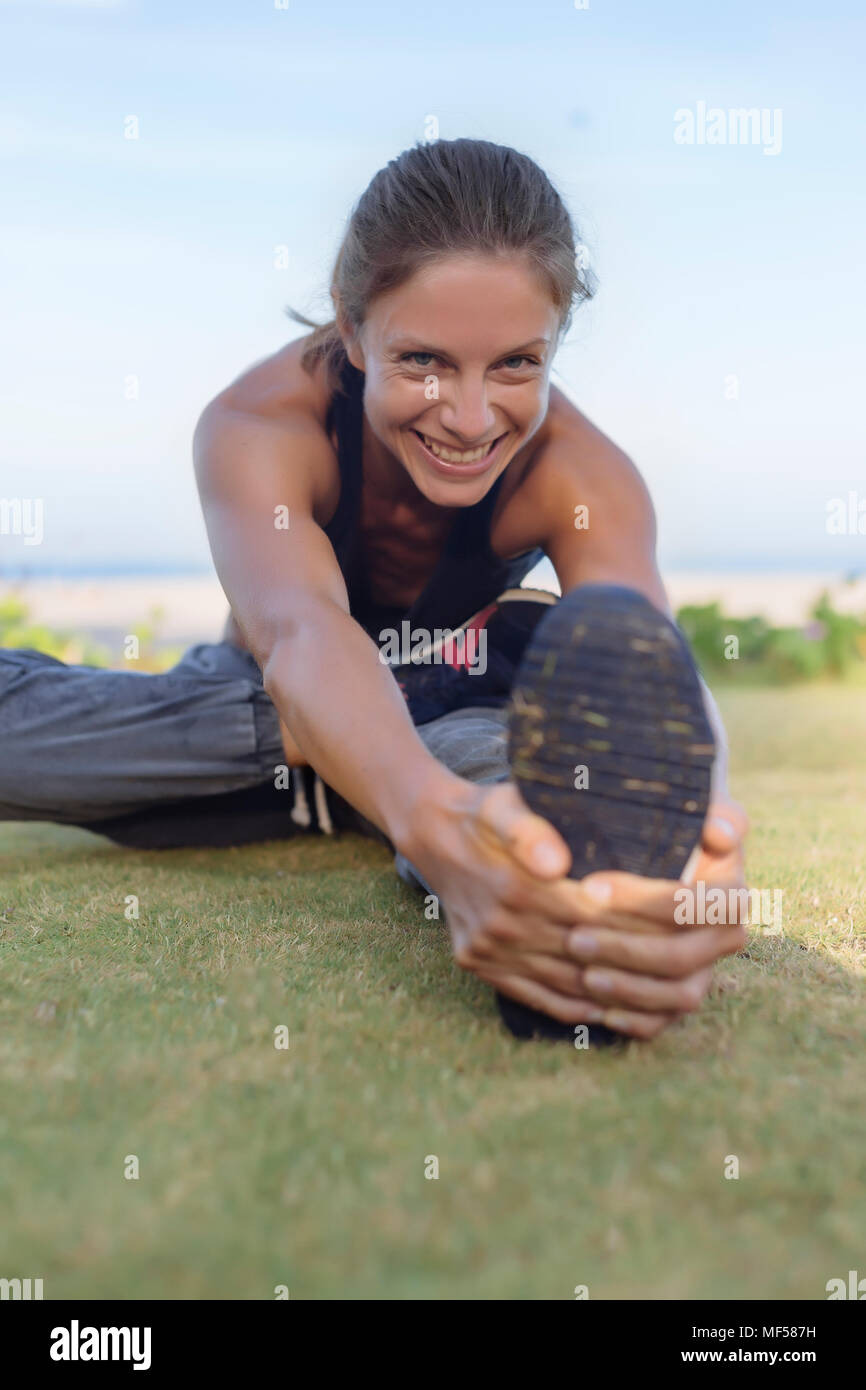 Indonesien, Bali, Frau Stretching Stockfoto