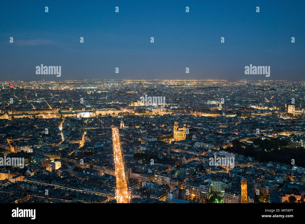 Frankreich, Paris, 6. Arrondissement, Rue de Rennes, mit dem Louvre im Hintergrund und Kirche von Saint-Sulpice im Odeon Viertel in der Nacht Stockfoto