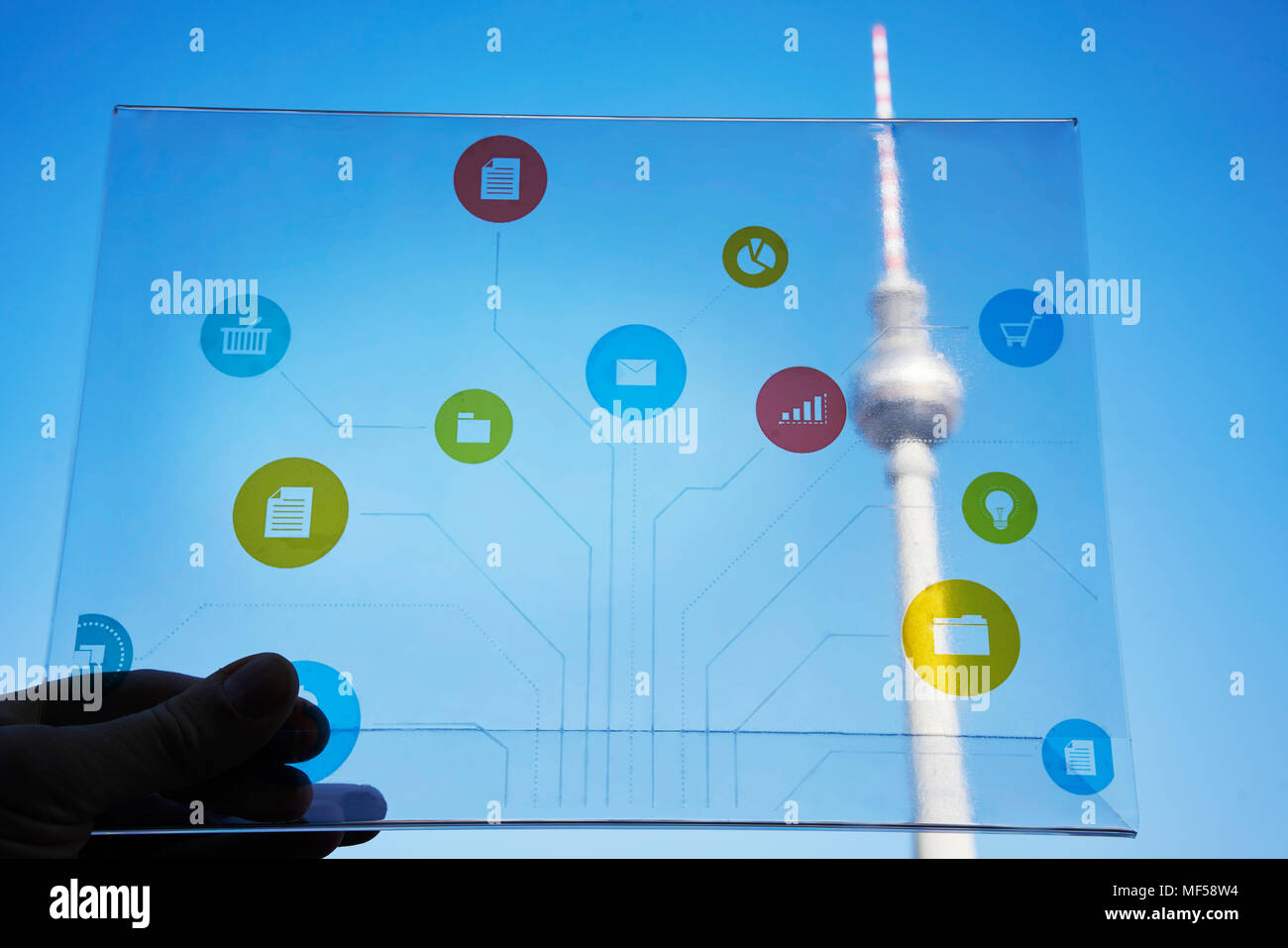 Deutschland, Berlin, Hand, die futuristische Gerät mit digitalen Symbole vor dem Fernsehturm Stockfoto