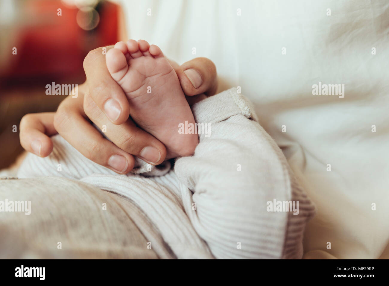 Nahaufnahme der Mutter holding newborn baby Bildschirm-eingabemethode Fuß Stockfoto