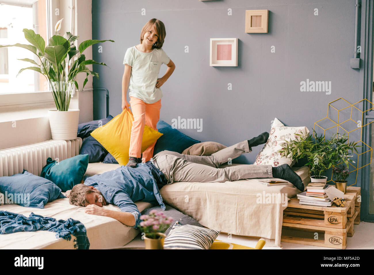 Sohn besiegen Vater in einer Kissenschlacht zu Hause Stockfoto