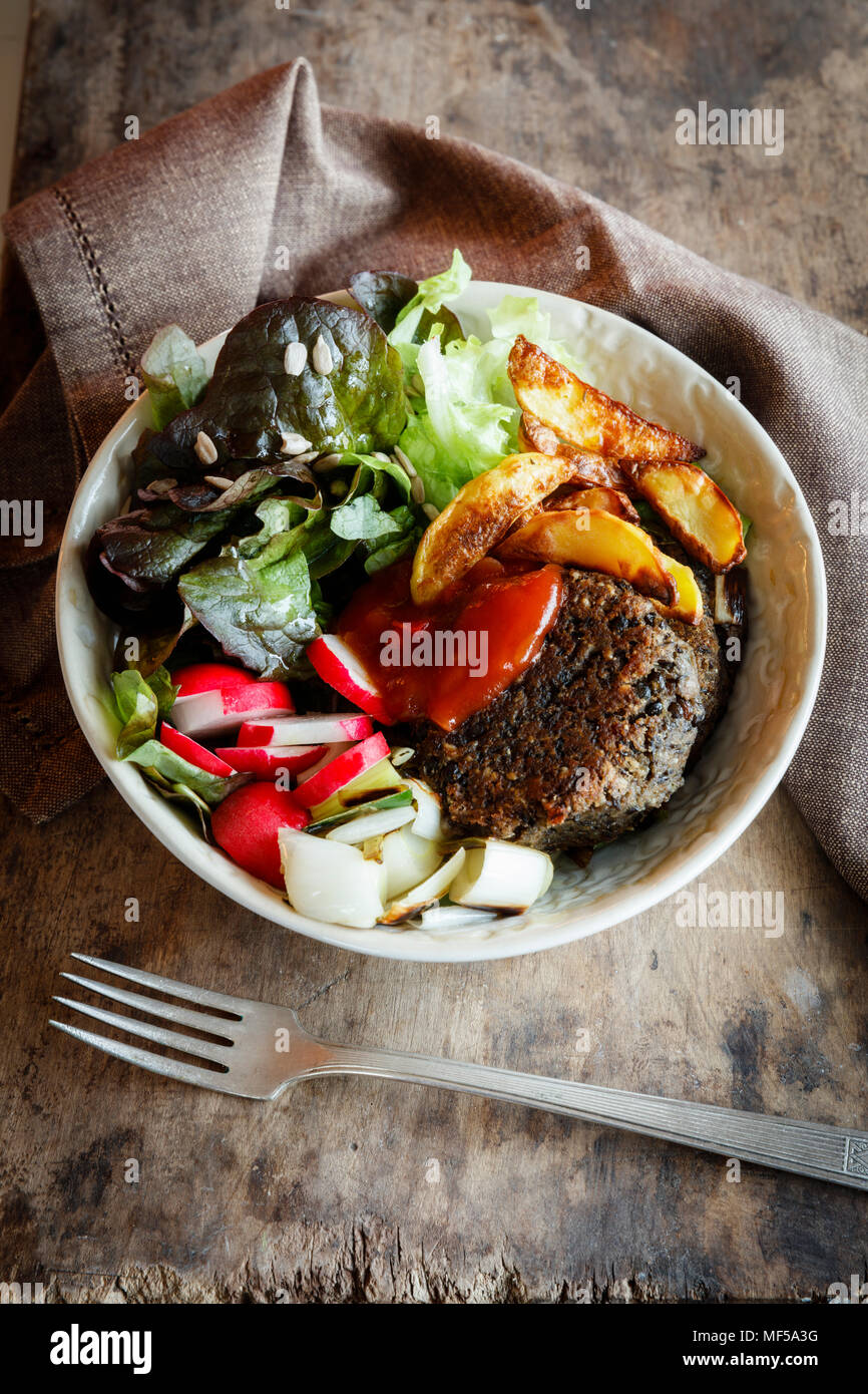 Vegetarische Schüssel mit Salat, Pilze linsen Krapfen, Land Kartoffeln und Salsa Stockfoto