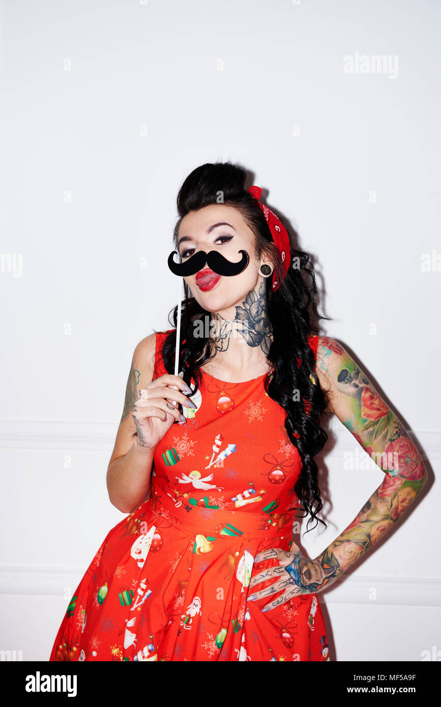 Portrait von Tattoed Frau Spaß mit gefälschten Schnurrbart Stockfoto