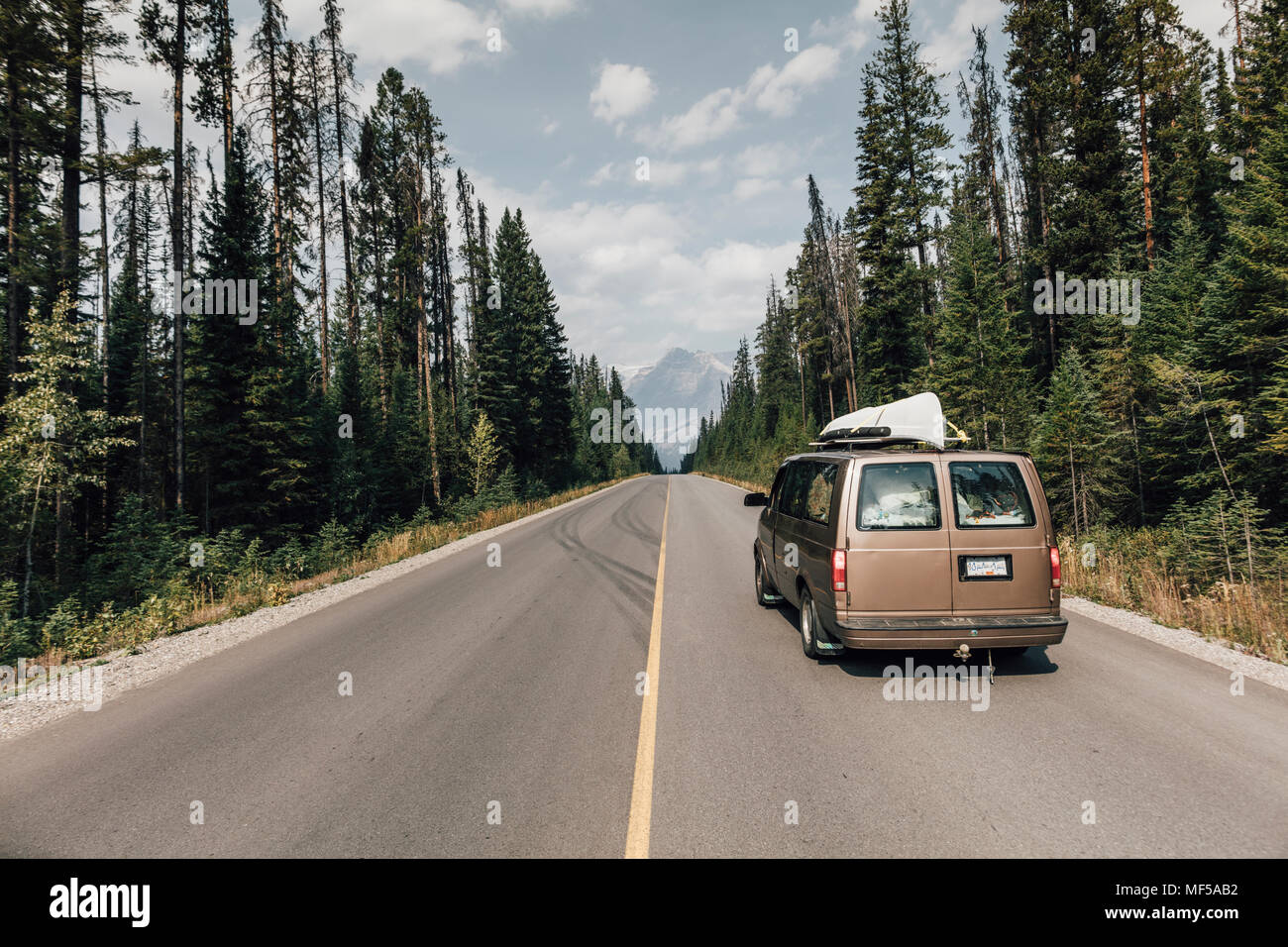 Kanada, British Columbia, Trans-Canada Highway, Columbia-Shuswap A, Camper auf der Straße Stockfoto