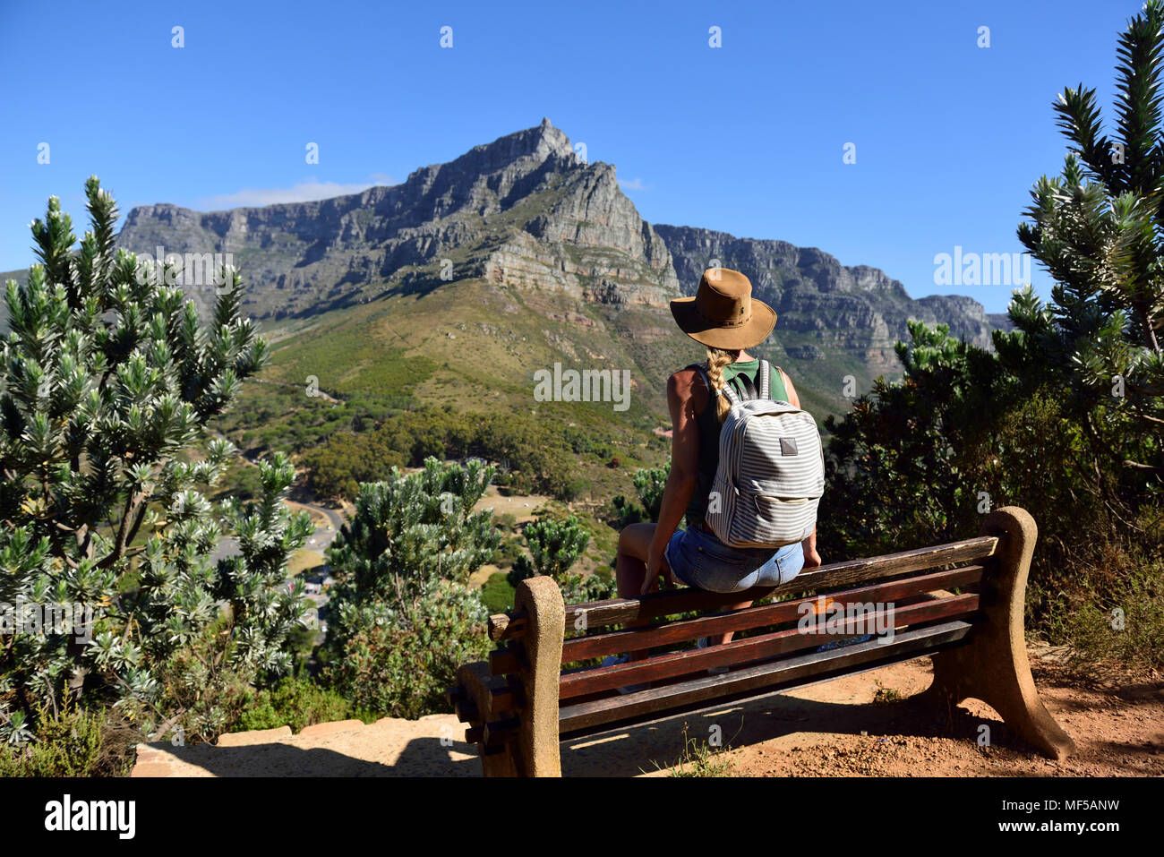 Südafrika, Kapstadt, Frau sitzt auf der Bank während der Wanderung auf den Lion's Head Stockfoto