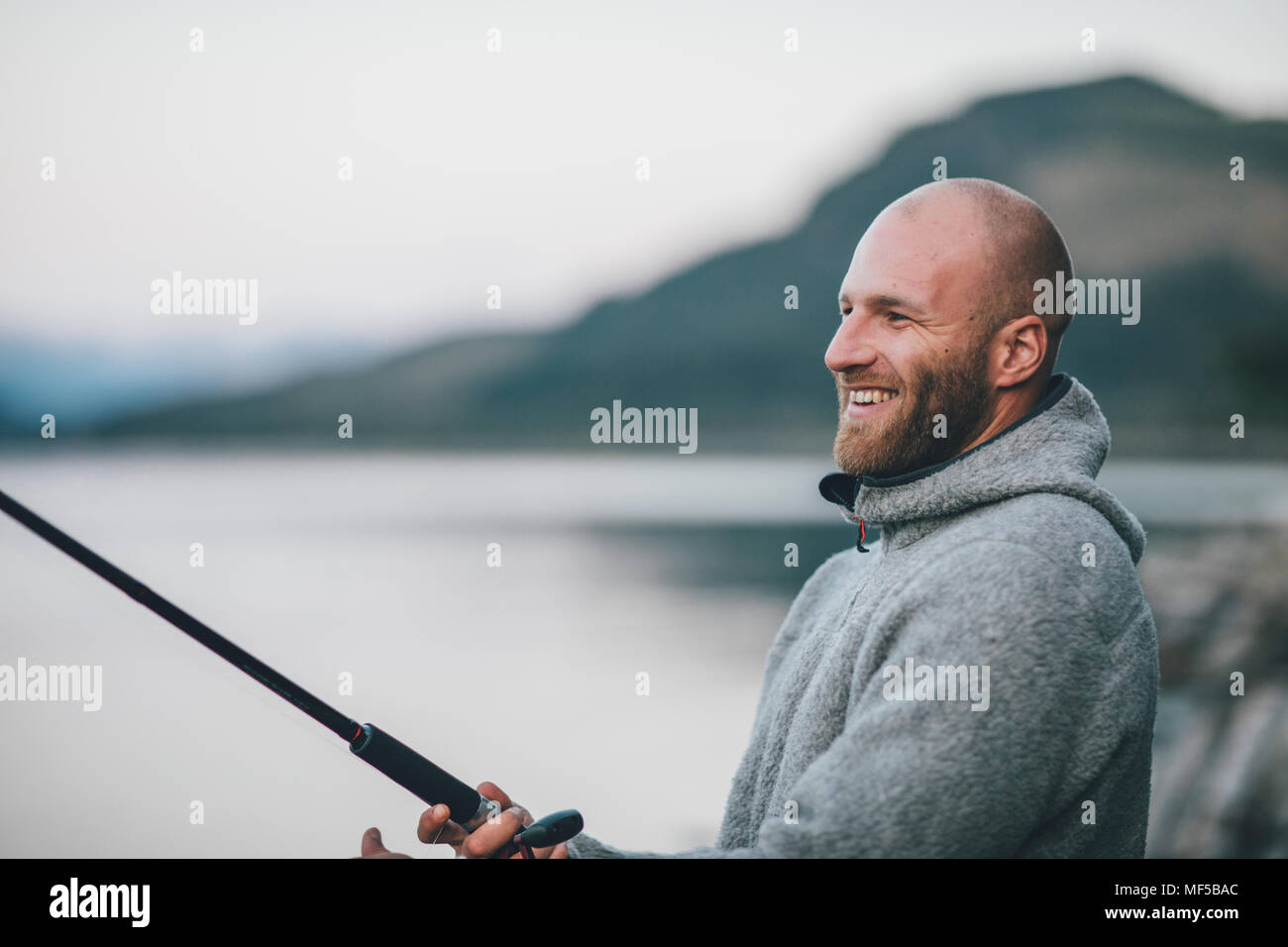 Kanada, British Columbia, glücklicher Mann angeln an kinbasket Lake Stockfoto