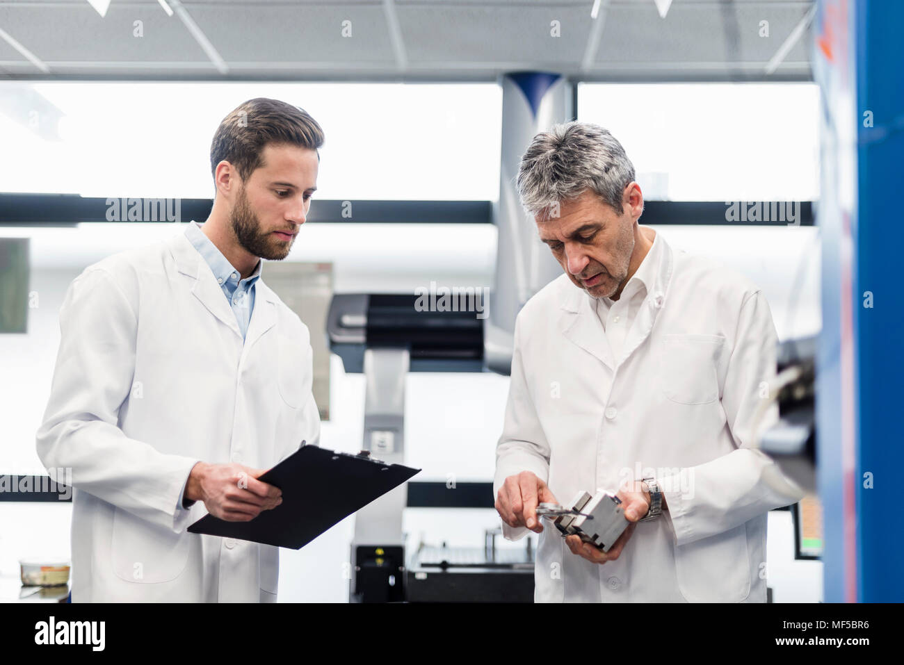 Ingenieure messen Produkt Stockfoto