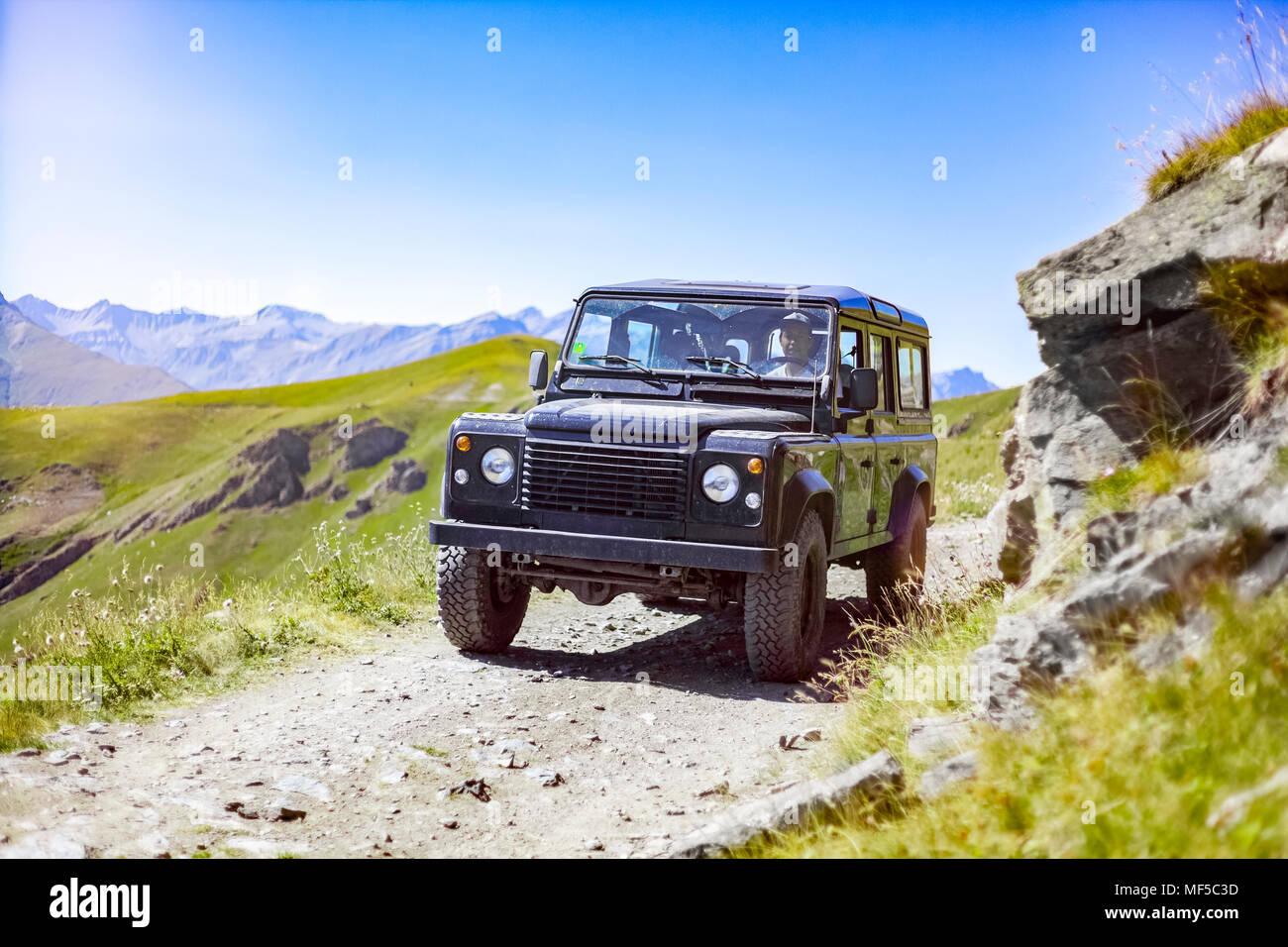 Italien, Piemont, West Alpen, Landrover auf der Strada dei Cannoni Stockfoto
