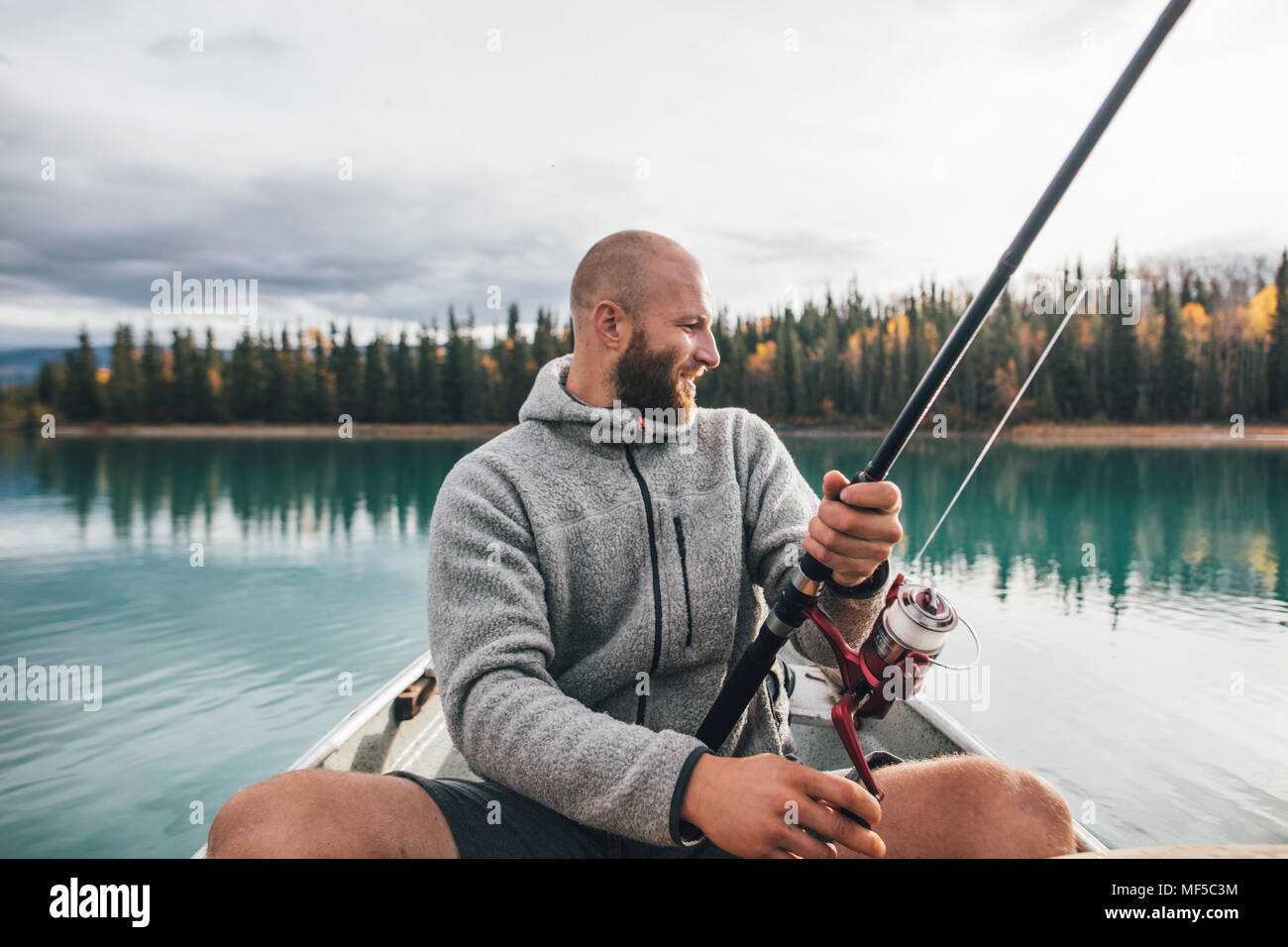 Kanada, British Columbia, Mann angeln im Kanu auf Boya Lake Stockfoto