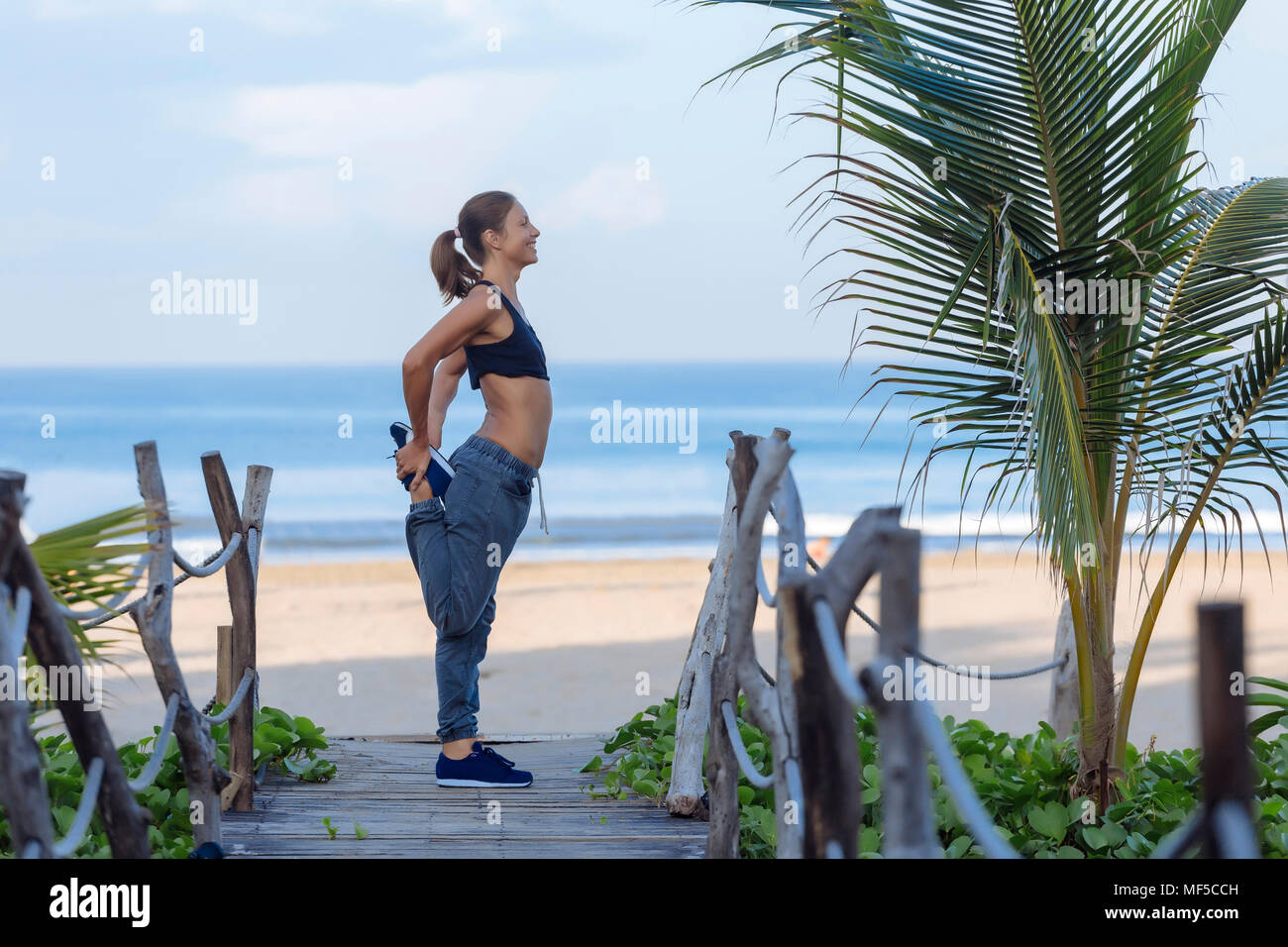 Indonesien, Bali, Frau Stretching Stockfoto