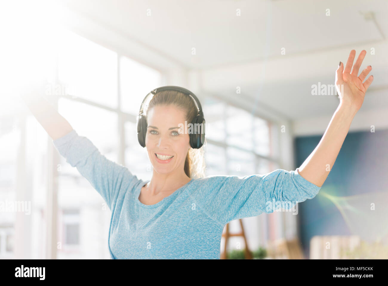 Porträt einer schönen Frau, Musik hören mit Kopfhörern Stockfoto