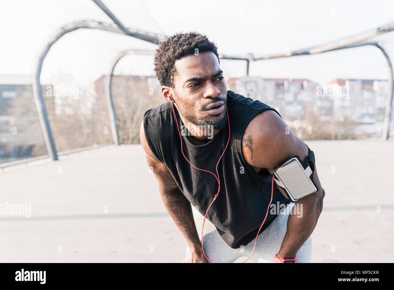 Portrait des jungen Mannes auf Gericht mit Smartphone und Kopfhörer. Stockfoto