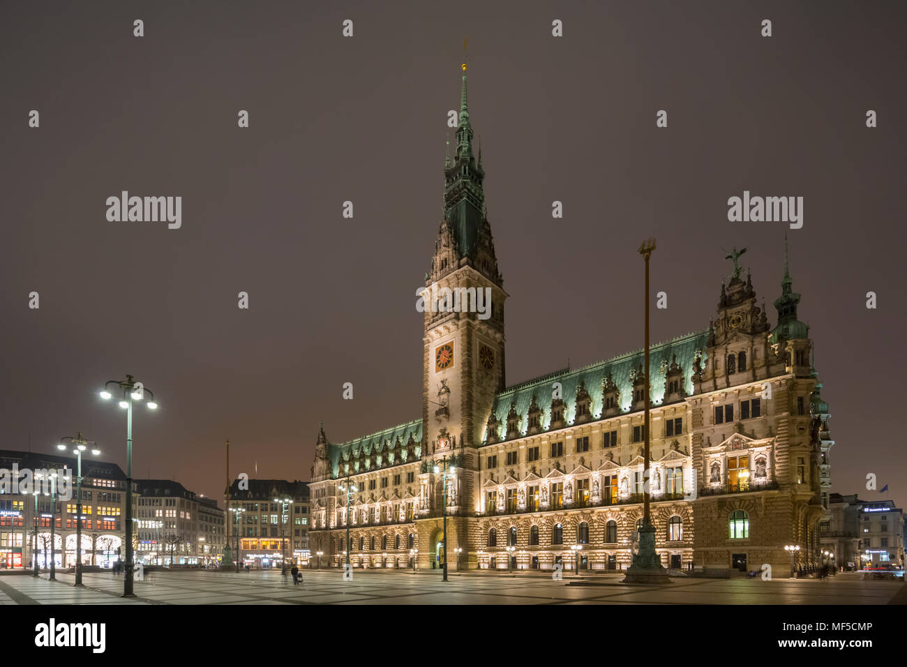 Deutschland, Hamburg, Rathaus bei Nacht Stockfoto