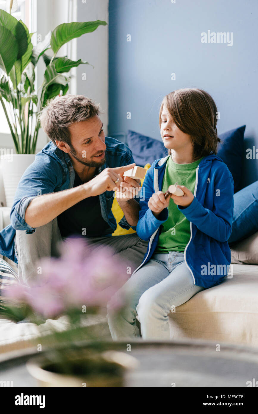 Vater und Sohn zusammen Schnitzen zu Hause Stockfoto