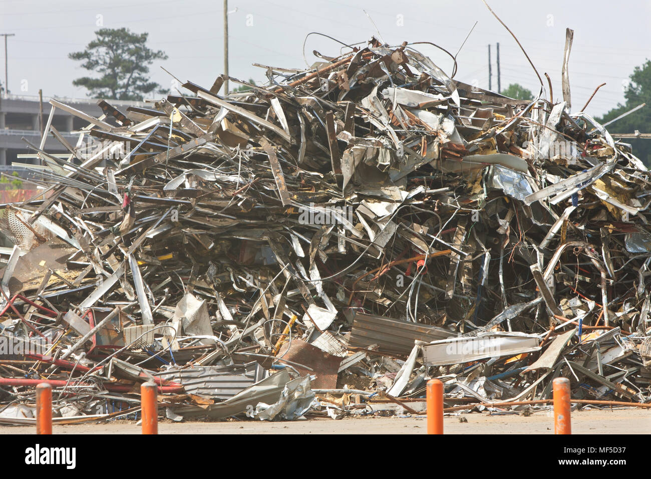 Ein riesiger Haufen Schutt und Twisted Metal ist auf den Abriss einer langen verlassenen auto Montagewerk gestapelt Stockfoto