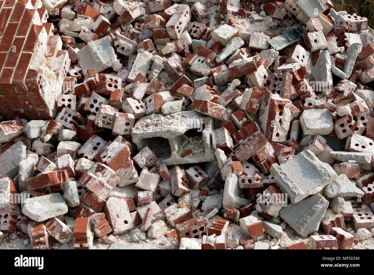 Riesiger Haufen verworfen gebrochene Ziegel und Hohlblocksteine auf abbruchbaustelle Stockfoto