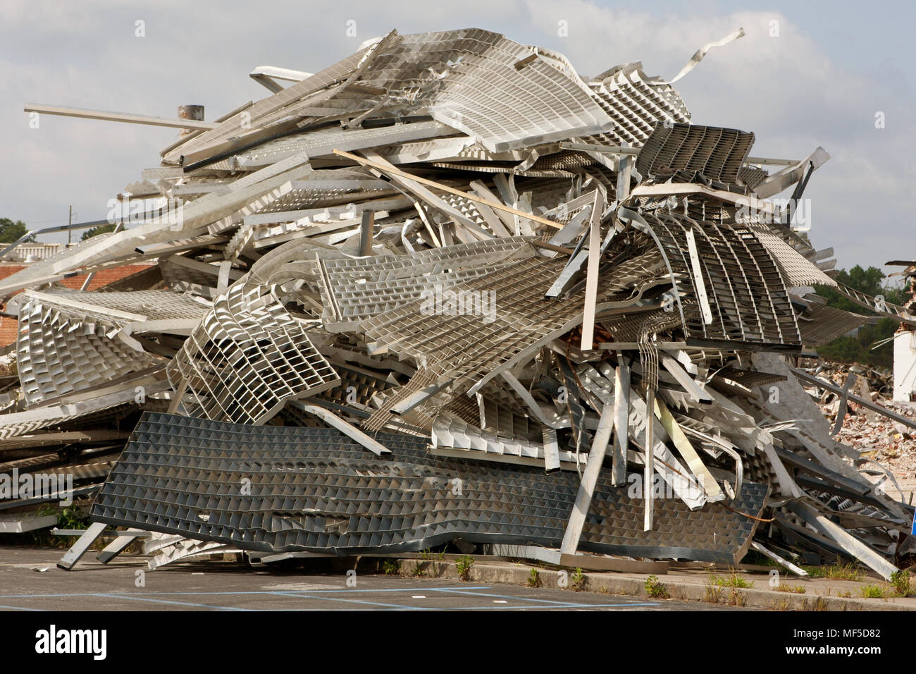 Stapel von Twisted Metal und Ablagerungen sitzt auf abbruchbaustelle. Stockfoto