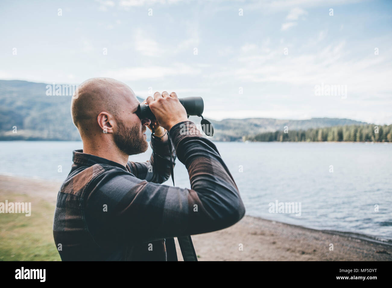 Kanada, British Columbia, Mann, durch ein Fernglas bei Cultus Lake Stockfoto