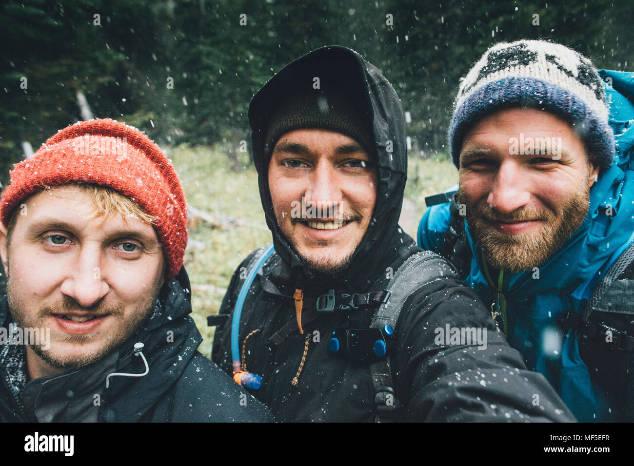 Kanada, British Columbia, Yoho National Park, selfie von drei Lächeln Wanderer in Schneefall Stockfoto