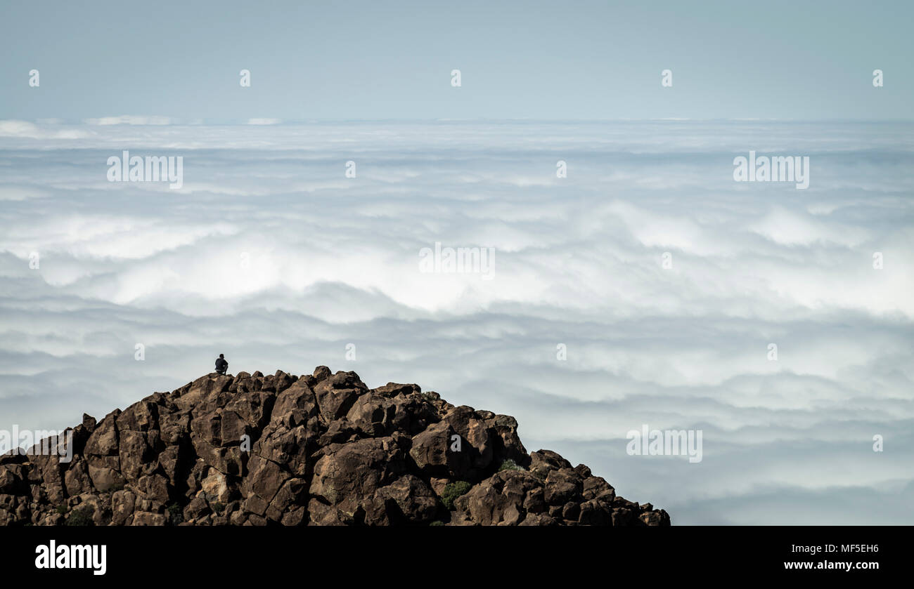 Spanien, Kanarische Inseln, Teneriffa, Person auf dem Gipfel im Teide Nationalpark Stockfoto