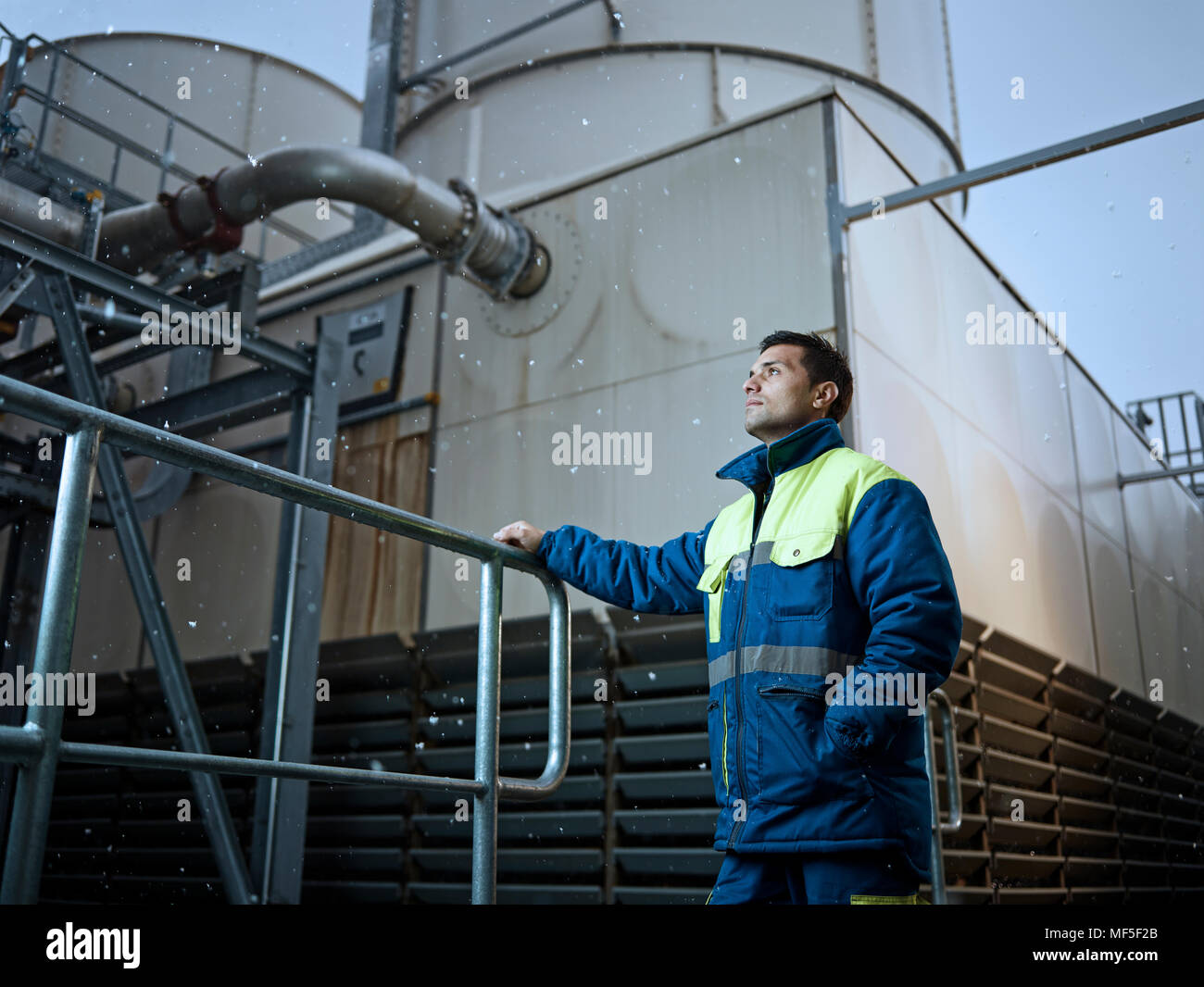 Rumänien, Radauti, Holzbearbeitung, Arbeiter Kontrolle stand vor der Hochofen Stockfoto