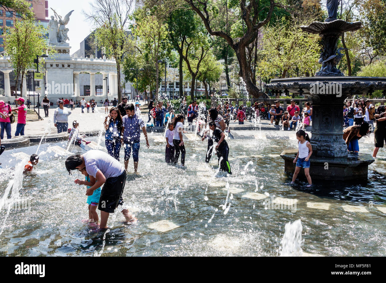 Mexiko-Stadt, mexikanisch, lateinamerikanisch, lateinamerikanisch, ethnisch, historisches Zentrum, Central Park Alameda, öffentlicher Stadtpark, Brunnen, Menschenmenge, Wasser, Kinder, Stockfoto