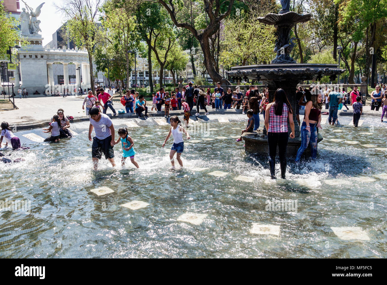 Mexiko-Stadt, mexikanisch, lateinamerikanisch, lateinamerikanisch, ethnisch, historisches Zentrum, Central Park Alameda, öffentlicher Stadtpark, Brunnen, Menschenmenge, Wasser, Kinder, Stockfoto