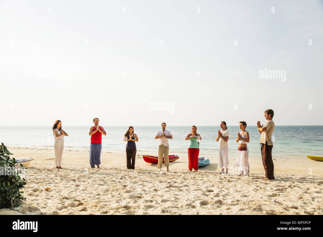 Thailand, Koh Phangan, Gruppe von Menschen Yoga am Strand Stockfoto