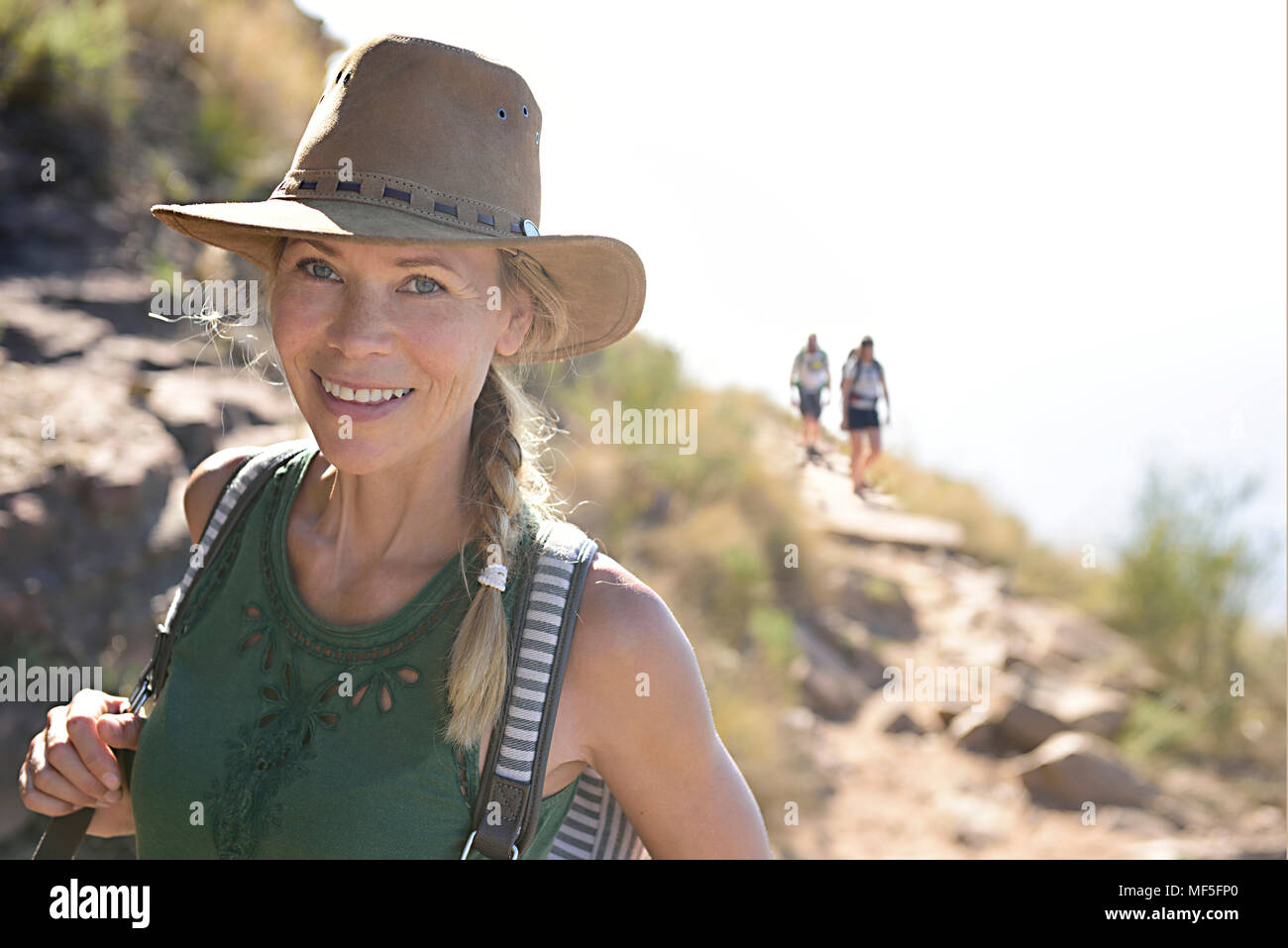 Porträt der lächelnde Frau auf eine Wanderung Stockfoto