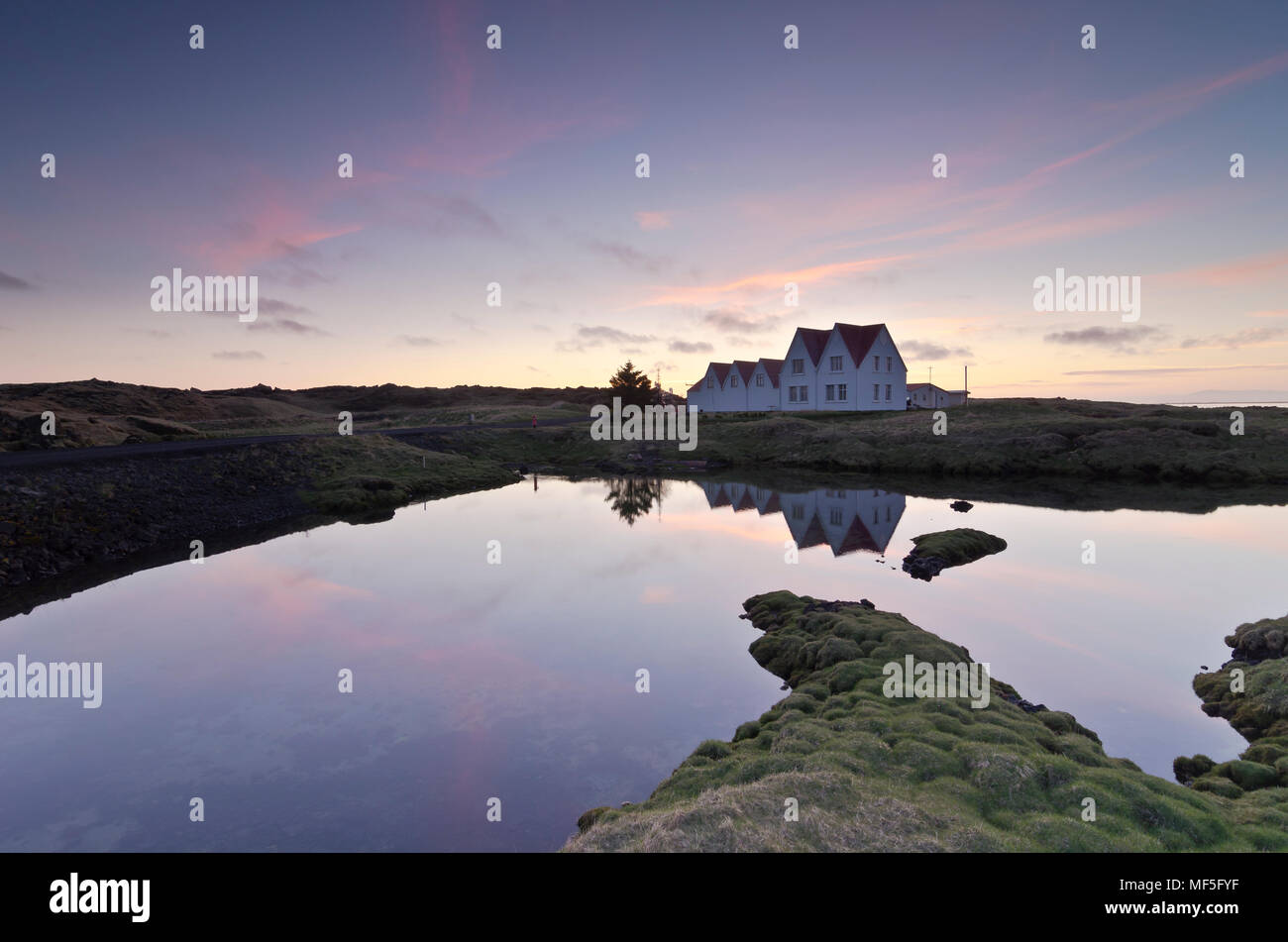 Island, Straumur, Reihenhäuser im Abendlicht Stockfoto