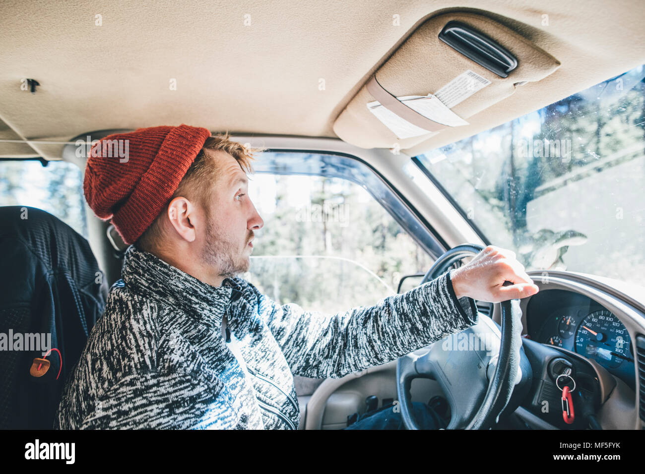 Junger Mann mit Mütze und Bart auf einen Road Trip Stockfoto
