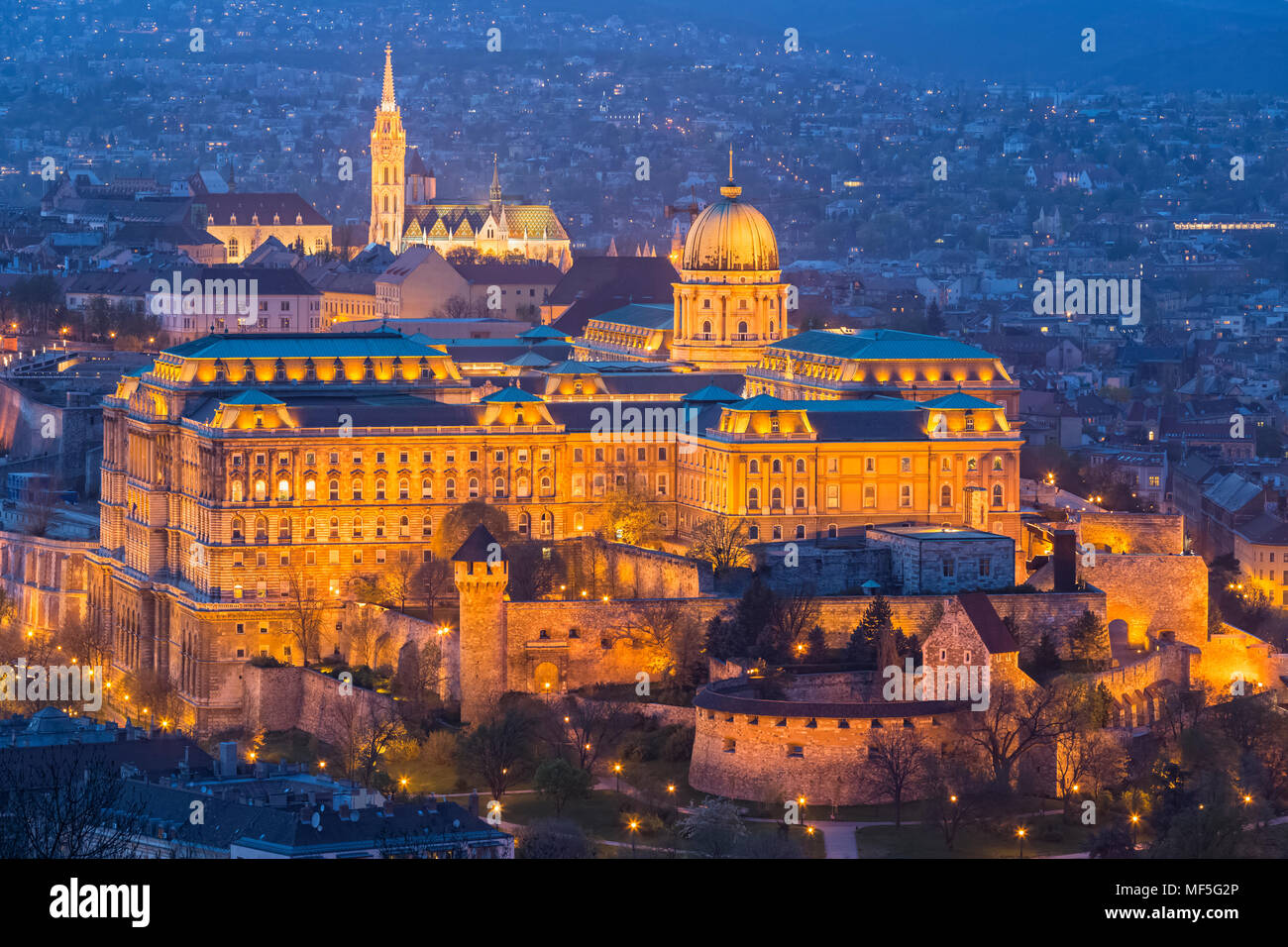 Ungarn, Budapest, Budapesti Torteneti Muzeum in Burda Schloss, blaue Stunde Stockfoto